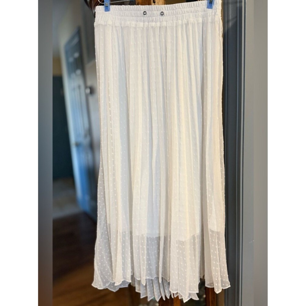 JODIFL Elegant White Swiss Dot Pleated High-Low Skirt - Picture 3 of 13